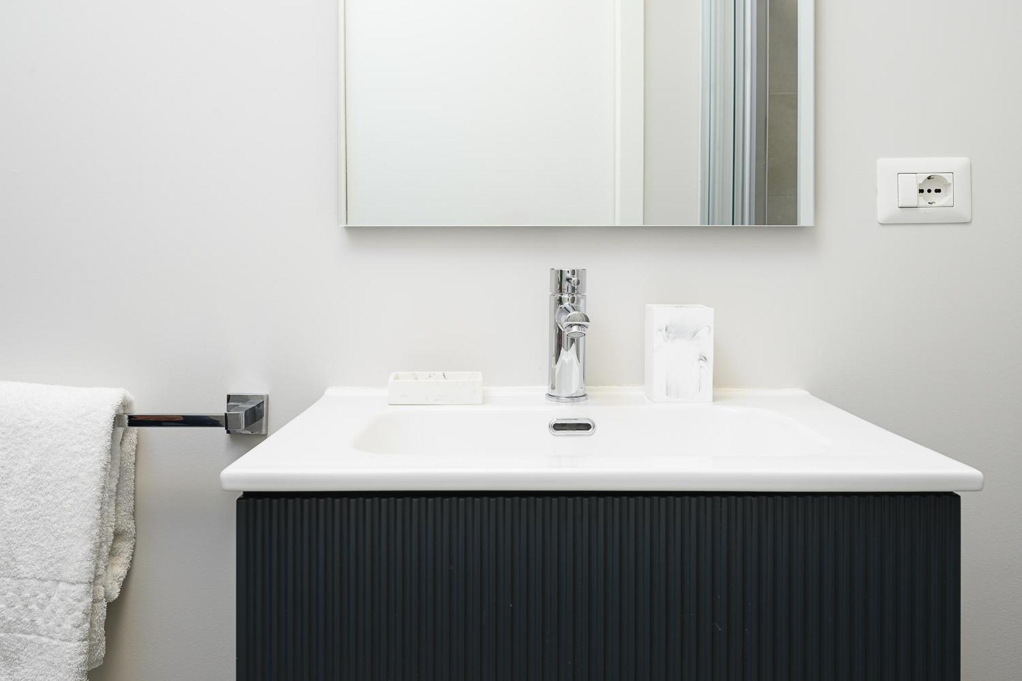 Suites In Porta Garibaldi & Chinatown - City Center Well Connected Милано Екстериор снимка
